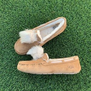 ❣️SALE❣️NEW UGG Dakota Genuine Shearling Pompom Slipper